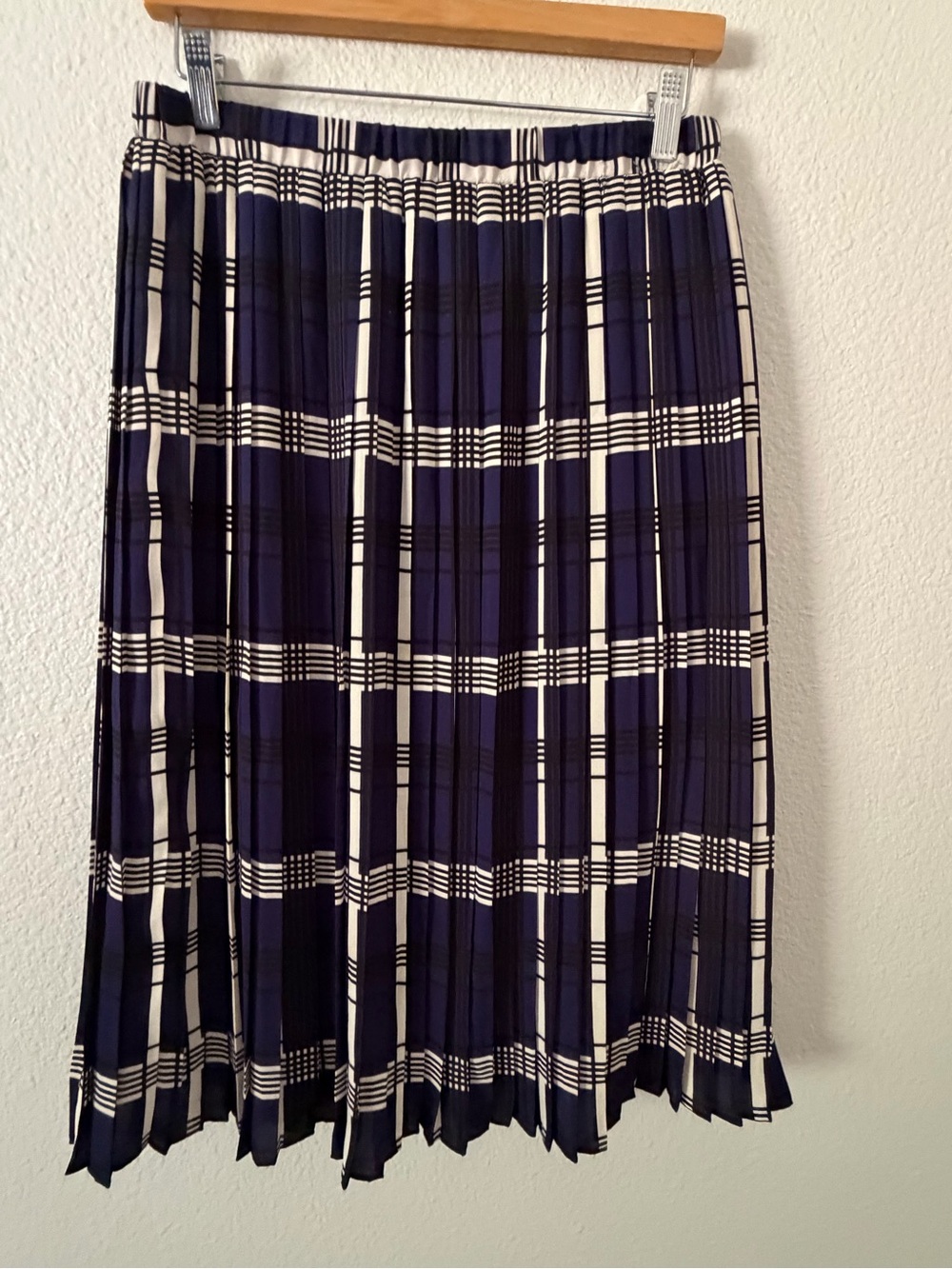 Banana Republic Navy and White Pleated Plaid Midi Skirt